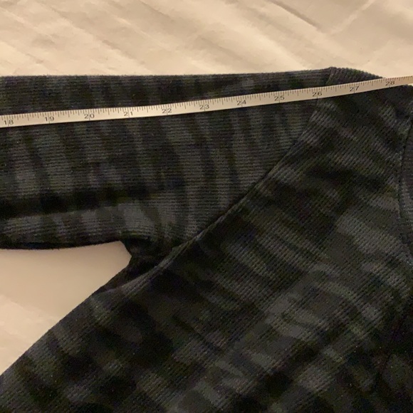 Under Armour dark gray Animal Print scoop neck long sleeve Thermal Top - Picture 7 of 9